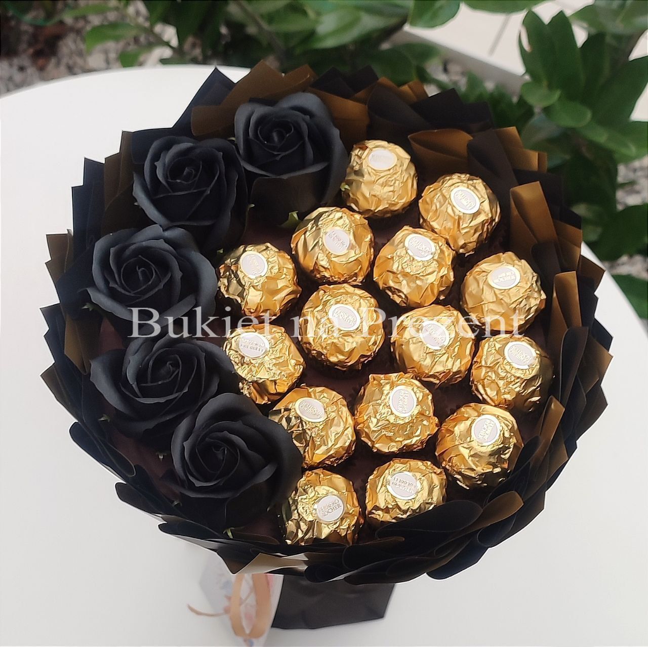 Ferrero Rocher Roz Słodki bukiet czarny i złoty ze słodyczy Ferrero Rocher i 5 mydlanych ...