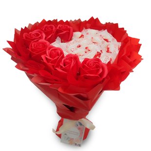 Сладкий букет в форме сердца красный с конфетами Raffaello и 7 мыльных роз (размер сердца 23 см * 20 см) bgs018 czerwony Serce фото