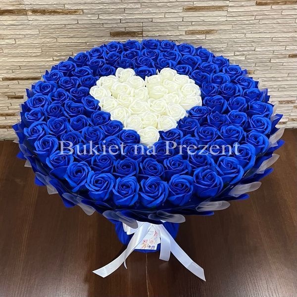 BUKIET 101 GRANATOWYCH R&Oacute;Ż MYDLANYCH Z BIAŁYM SERCEM DLA DZIEWCZYNY KOBIETY DUŻY MEGA PREZENT NA URODZINY ROCZNICĘ ŚLUBU PREMIUM FLOWER BOX mydlany kwiaty mydlane r&oacute;że