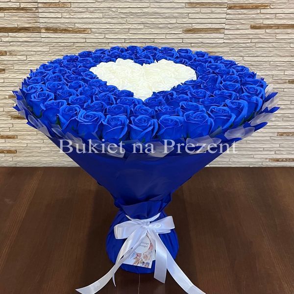 BUKIET 101 GRANATOWYCH R&Oacute;Ż MYDLANYCH Z BIAŁYM SERCEM DLA DZIEWCZYNY KOBIETY DUŻY MEGA PREZENT NA URODZINY ROCZNICĘ ŚLUBU PREMIUM FLOWER BOX mydlany kwiaty mydlane r&oacute;że