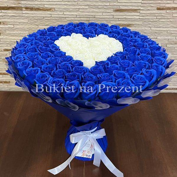 BUKIET 101 GRANATOWYCH R&Oacute;Ż MYDLANYCH Z BIAŁYM SERCEM DLA DZIEWCZYNY KOBIETY DUŻY MEGA PREZENT NA URODZINY ROCZNICĘ ŚLUBU PREMIUM FLOWER BOX mydlany kwiaty mydlane r&oacute;że
