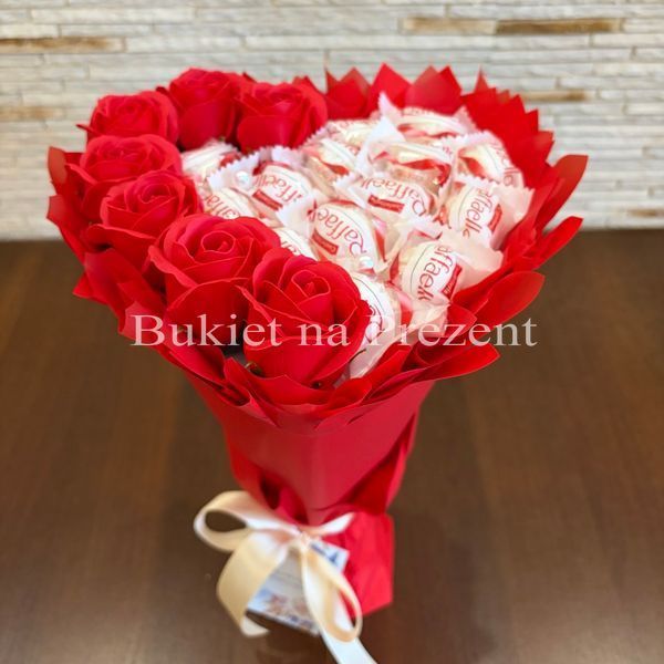 Słodki bukiet w kształcie serca czerwony z cukierkami Raffaello i 7 mydlanych r&oacute;ż (rozmiar serca 23 cm * 20 cm)