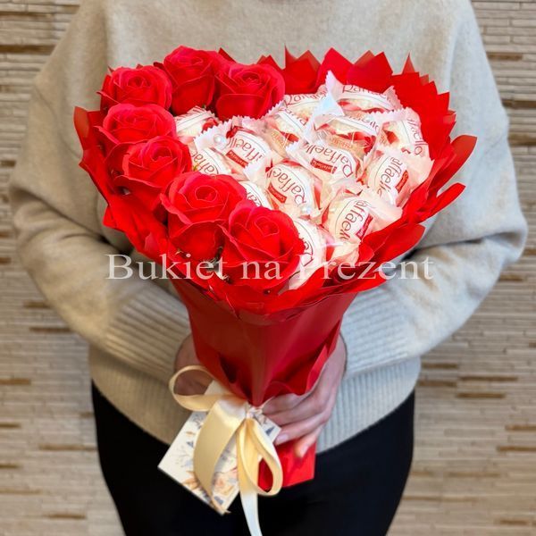 Słodki bukiet w kształcie serca czerwony z cukierkami Raffaello i 7 mydlanych r&oacute;ż (rozmiar serca 23 cm * 20 cm)