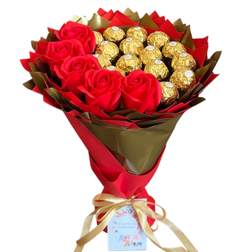 Słodki bukiet czerwony i złoty z Ferrero Rocher i 5 mydlanych r&oacute;ż (średnica 20 cm)