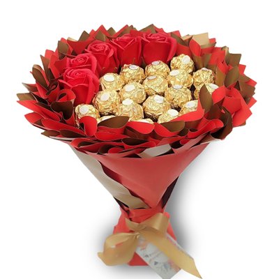 Słodki bukiet czerwony i złoty z Ferrero Rocher i 5 mydlanych róż (średnica 20 cm)