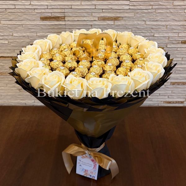 Prezent na 50 Urodziny lub Rocznicę Ślubu, Imeniny, Ślub, Wesele. Słodki bukiet Ferrero Rocher i r&oacute;że mydlane.