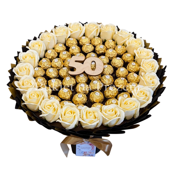 Prezent na 50 Urodziny lub Rocznicę Ślubu, Imeniny, Ślub, Wesele. Słodki bukiet Ferrero Rocher i r&oacute;że mydlane.