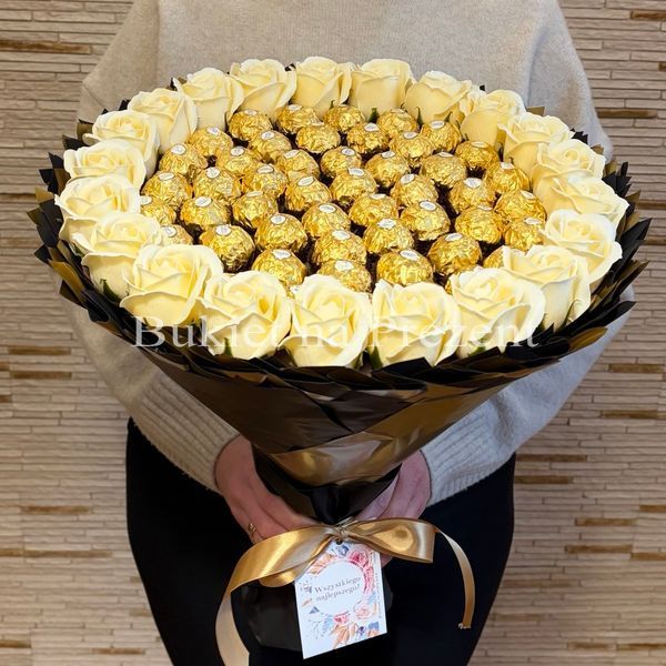 Prezent na 50 Urodziny lub Rocznicę Ślubu, Imeniny, Ślub, Wesele. Słodki bukiet Ferrero Rocher i r&oacute;że mydlane.