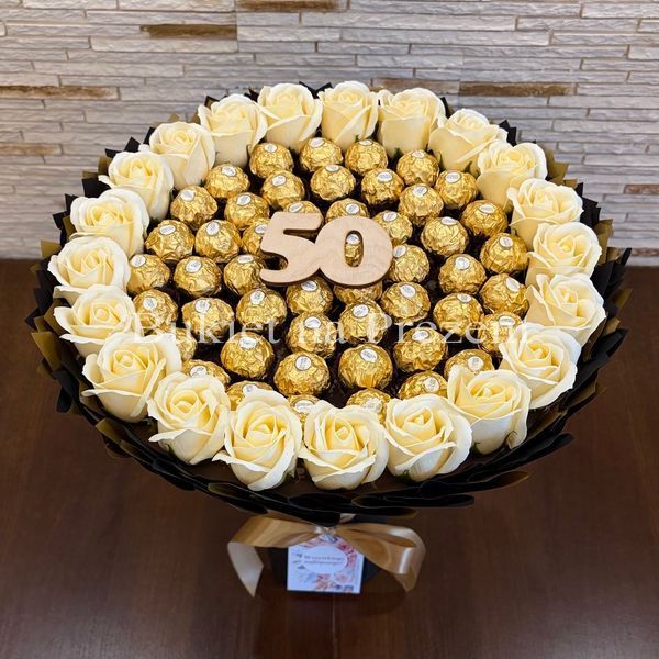 Prezent na 50 Urodziny lub Rocznicę Ślubu, Imeniny, Ślub, Wesele. Słodki bukiet Ferrero Rocher i r&oacute;że mydlane.