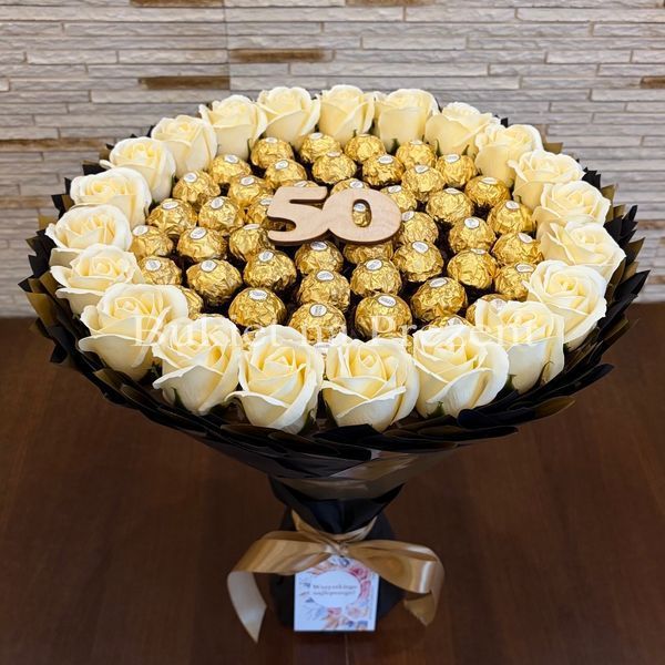 Prezent na 50 Urodziny lub Rocznicę Ślubu, Imeniny, Ślub, Wesele. Słodki bukiet Ferrero Rocher i r&oacute;że mydlane.