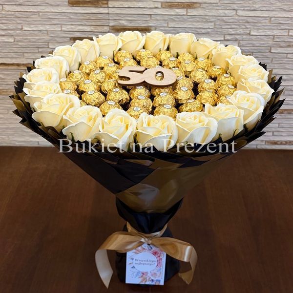 Prezent na 50 Urodziny lub Rocznicę Ślubu, Imeniny, Ślub, Wesele. Słodki bukiet Ferrero Rocher i r&oacute;że mydlane.