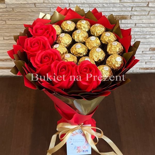 Сладкий съедобный букет красно-золотой с конфетами Ferrero Rocher и 5 мыльных роз (диаметр 20 см) bgs007 czerwony i złoty (5 r&oacute;ż) фото