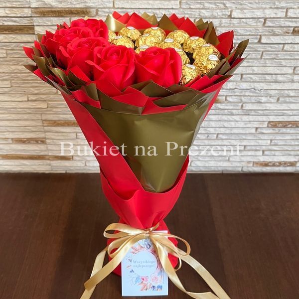 Сладкий съедобный букет красно-золотой с конфетами Ferrero Rocher и 5 мыльных роз (диаметр 20 см) bgs007 czerwony i złoty (5 r&oacute;ż) фото