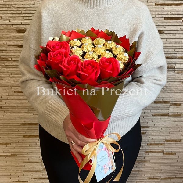 Сладкий съедобный букет красно-золотой с конфетами Ferrero Rocher и 5 мыльных роз (диаметр 20 см) bgs007 czerwony i złoty (5 r&oacute;ż) фото