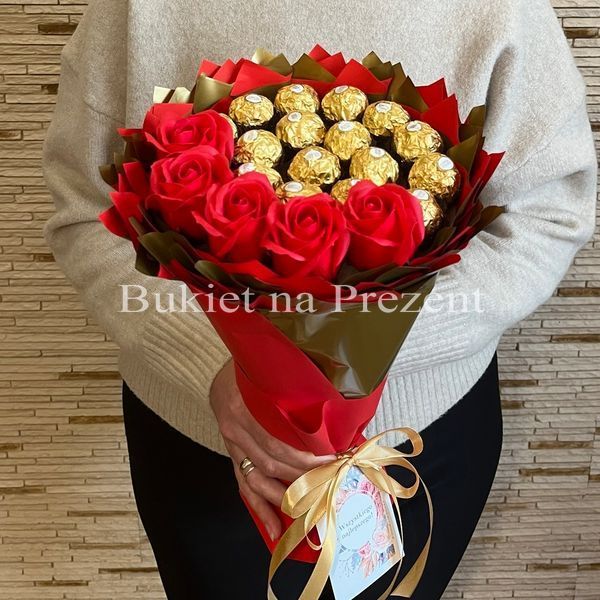 Сладкий съедобный букет красно-золотой с конфетами Ferrero Rocher и 5 мыльных роз (диаметр 20 см) bgs007 czerwony i złoty (5 r&oacute;ż) фото