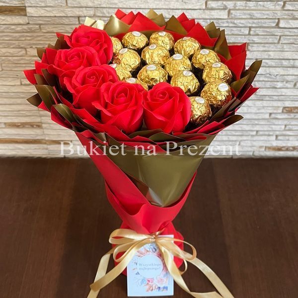 Сладкий съедобный букет красно-золотой с конфетами Ferrero Rocher и 5 мыльных роз (диаметр 20 см) bgs007 czerwony i złoty (5 r&oacute;ż) фото