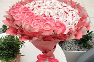 Замовлення і доставка букетів квітів з мильних троянд і солодощів подарунків Краків і вся Польща фото