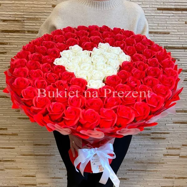 BUKIET 101 CZERWONYCH R&Oacute;Ż MYDLANYCH Z BIAŁYM SERCEM DLA DZIEWCZYNY KOBIETY DUŻY MEGA PREZENT NA URODZINY ROCZNICĘ ŚLUBU PREMIUM Z DOSTAWĄ FLOWER BOX mydlany kwiaty mydlane r&oacute;że