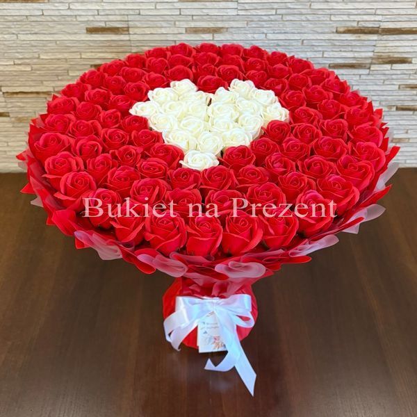 BUKIET 101 CZERWONYCH R&Oacute;Ż MYDLANYCH Z BIAŁYM SERCEM DLA DZIEWCZYNY KOBIETY DUŻY MEGA PREZENT NA URODZINY ROCZNICĘ ŚLUBU PREMIUM Z DOSTAWĄ FLOWER BOX mydlany kwiaty mydlane r&oacute;że