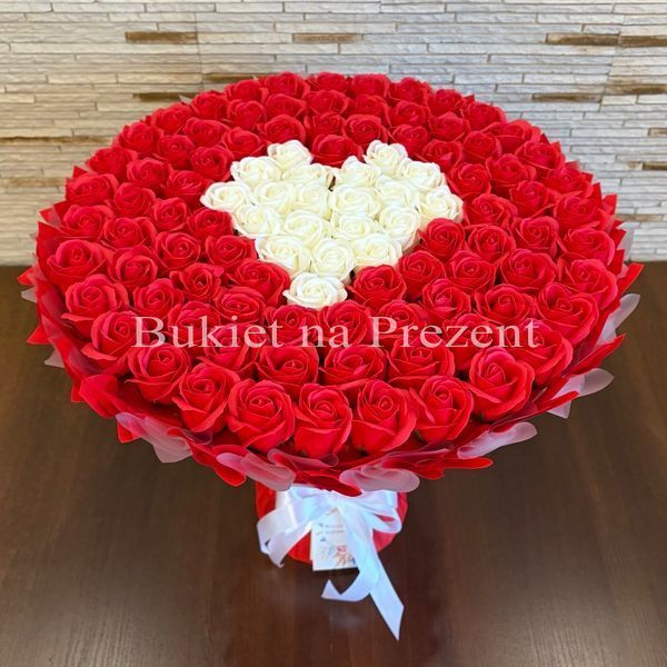 BUKIET 101 CZERWONYCH R&Oacute;Ż MYDLANYCH Z BIAŁYM SERCEM DLA DZIEWCZYNY KOBIETY DUŻY MEGA PREZENT NA URODZINY ROCZNICĘ ŚLUBU PREMIUM Z DOSTAWĄ FLOWER BOX mydlany kwiaty mydlane r&oacute;że