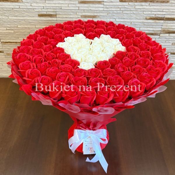 BUKIET 101 CZERWONYCH R&Oacute;Ż MYDLANYCH Z BIAŁYM SERCEM DLA DZIEWCZYNY KOBIETY DUŻY MEGA PREZENT NA URODZINY ROCZNICĘ ŚLUBU PREMIUM Z DOSTAWĄ FLOWER BOX mydlany kwiaty mydlane r&oacute;że