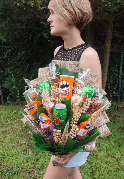 Męski bukiet jadalny z kiełbasy, pistacji, przekąsek, (bez koszt&oacute;w alkoholu)