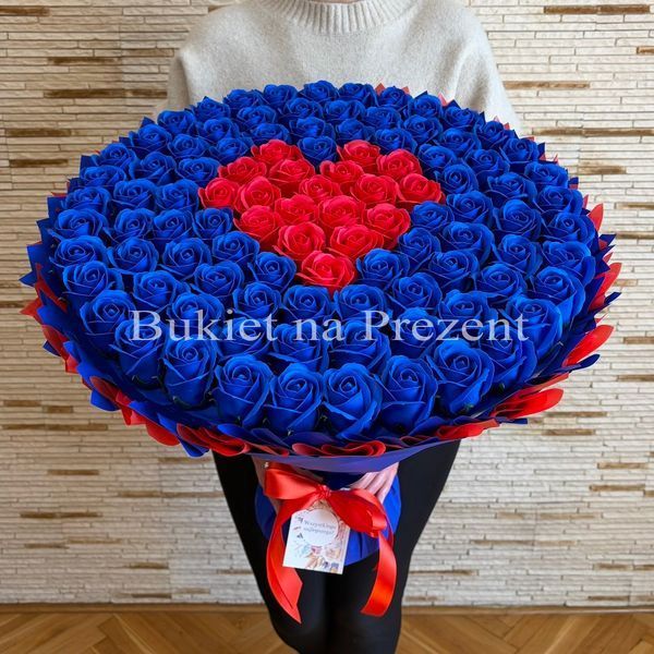 BUKIET 101 GRANATOWYCH R&Oacute;Ż MYDLANYCH Z CZERWONYM SERCEM DLA DZIEWCZYNY KOBIETY DUŻY MEGA PREZENT NA URODZINY ROCZNICĘ ŚLUBU PREMIUM Z DOSTAWĄ FLOWER BOX mydlany kwiaty mydlane r&oacute;że