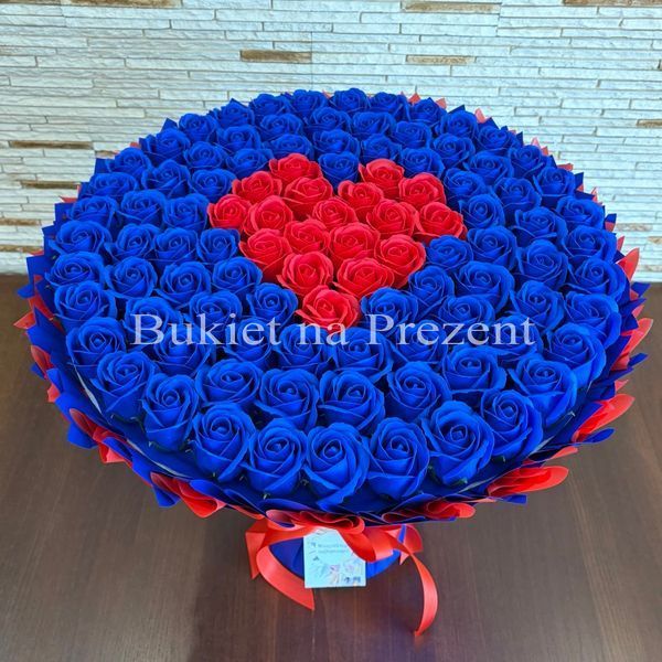 BUKIET 101 GRANATOWYCH R&Oacute;Ż MYDLANYCH Z CZERWONYM SERCEM DLA DZIEWCZYNY KOBIETY DUŻY MEGA PREZENT NA URODZINY ROCZNICĘ ŚLUBU PREMIUM Z DOSTAWĄ FLOWER BOX mydlany kwiaty mydlane r&oacute;że