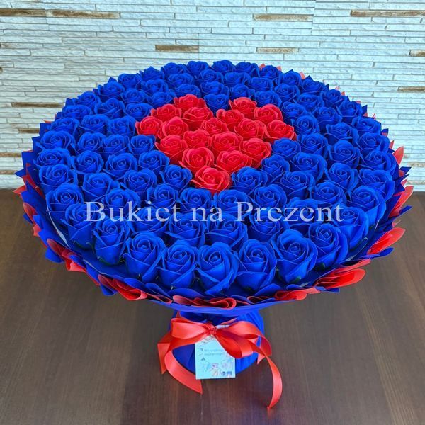 BUKIET 101 GRANATOWYCH R&Oacute;Ż MYDLANYCH Z CZERWONYM SERCEM DLA DZIEWCZYNY KOBIETY DUŻY MEGA PREZENT NA URODZINY ROCZNICĘ ŚLUBU PREMIUM Z DOSTAWĄ FLOWER BOX mydlany kwiaty mydlane r&oacute;że
