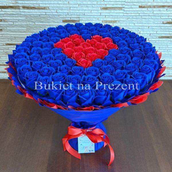 BUKIET 101 GRANATOWYCH R&Oacute;Ż MYDLANYCH Z CZERWONYM SERCEM DLA DZIEWCZYNY KOBIETY DUŻY MEGA PREZENT NA URODZINY ROCZNICĘ ŚLUBU PREMIUM Z DOSTAWĄ FLOWER BOX mydlany kwiaty mydlane r&oacute;że