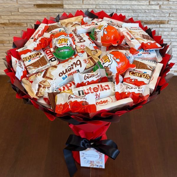 Słodki bukiet czerwony i czarny na urodziny ze slodyczy Kinder. Prezent Komunia (średnica 30 cm)