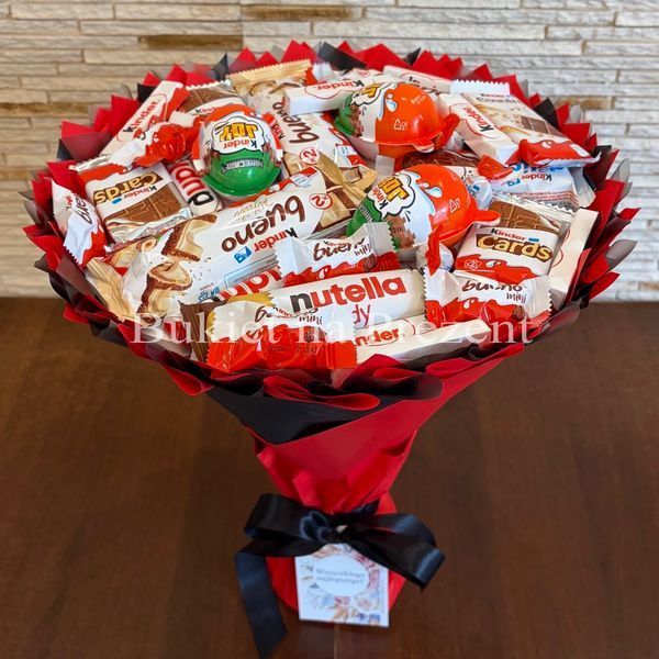Słodki bukiet czerwony i czarny na urodziny ze slodyczy Kinder. Prezent Komunia (średnica 30 cm)