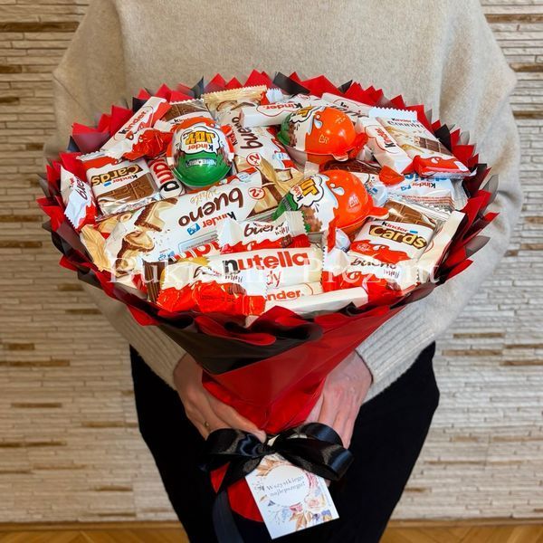 Słodki bukiet czerwony i czarny na urodziny ze slodyczy Kinder. Prezent Komunia (średnica 30 cm)