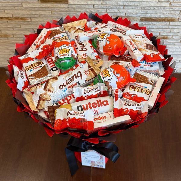 Słodki bukiet czerwony i czarny na urodziny ze slodyczy Kinder. Prezent Komunia (średnica 30 cm)