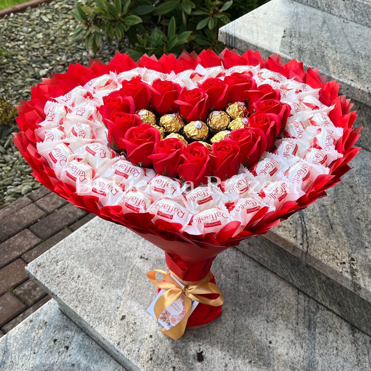 Mega Bukiet Ze S odyczy W Kszta cie Serca Z Cukierkami Raffaello I mega-bukiet-ze-s-odyczy-w-kszta-cie-serca-z-cukierkami-raffaello-i