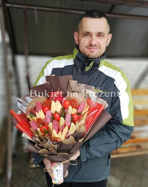 Męski bukiet jadalny z kiełbasy, orzeszk&oacute;w ziemnych, sera,bez koszt&oacute;w alkoholu  (Nie wysyłamy takich bukiet&oacute;w pocztą)