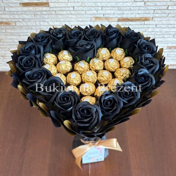 Prezent na 18 20 Urodziny lub Rocznicę Ślubu, Imeniny, Ślub, Wesele. Słodki bukiet w kształcie serca CZARNY I ZŁOTY z cukierkami Ferrero Rocher i 18 szt mydlanych r&oacute;ż.