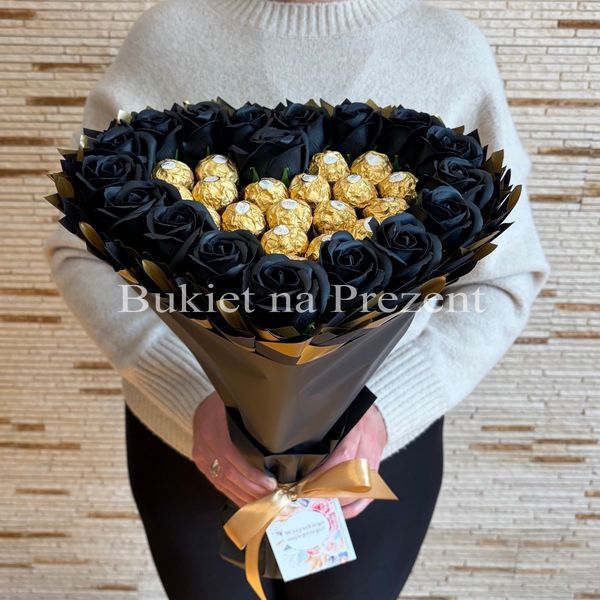 Prezent na 18 20 Urodziny lub Rocznicę Ślubu, Imeniny, Ślub, Wesele. Słodki bukiet w kształcie serca CZARNY I ZŁOTY z cukierkami Ferrero Rocher i 18 szt mydlanych r&oacute;ż.