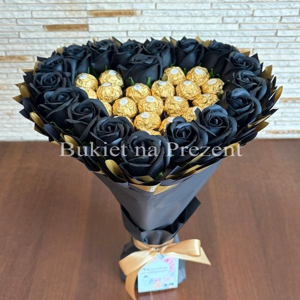 Prezent na 18 20 Urodziny lub Rocznicę Ślubu, Imeniny, Ślub, Wesele. Słodki bukiet w kształcie serca CZARNY I ZŁOTY z cukierkami Ferrero Rocher i 18 szt mydlanych r&oacute;ż.