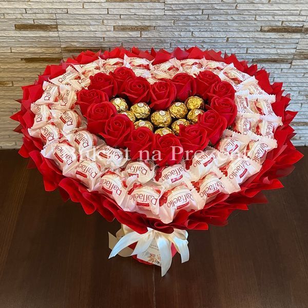 Prezent na 40 50 55 65 Urodziny DUŻY MEGA BUKIET dla kobiety mamy w kształcie serca z cukierkami Raffaello i Ferrero Rocher (rozmiar serca 45 cm * 38 cm)