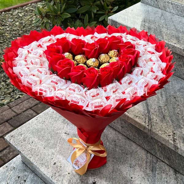 Mega bukiet ze słodyczy w kształcie serca z cukierkami Raffaello i Ferrero Rocher (rozmiar serca 45 cm * 38 cm) Prezent na 40 50 55 65 Urodziny