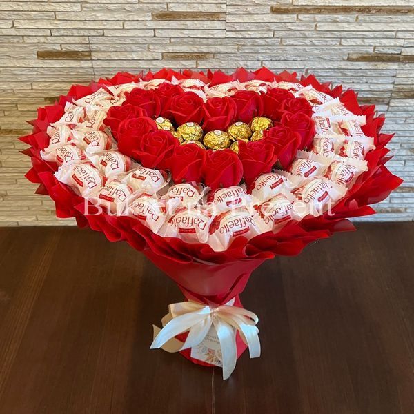 Prezent na 40 50 55 65 Urodziny DUŻY MEGA BUKIET dla kobiety mamy w kształcie serca z cukierkami Raffaello i Ferrero Rocher (rozmiar serca 45 cm * 38 cm)