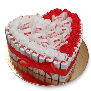 Tort ze słodyczy w kształcie serca Raffaello, Kinder i róże. Prezent na 35 Urodziny.