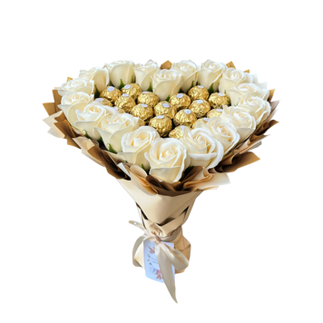 Prezent na 18 20 Urodziny lub Rocznicę Ślubu, Imeniny, Ślub, Wesele. Słodki bukiet w kształcie serca BEŻOWY I ZŁOTY z cukierkami Ferrero Rocher i 18 szt mydlanych r&oacute;ż.