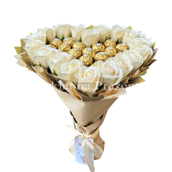 Prezent na 18 20 Urodziny lub Rocznicę Ślubu, Imeniny, Ślub, Wesele. Słodki bukiet w kształcie serca BEŻOWY I ZŁOTY z cukierkami Ferrero Rocher i 18 szt mydlanych r&oacute;ż.