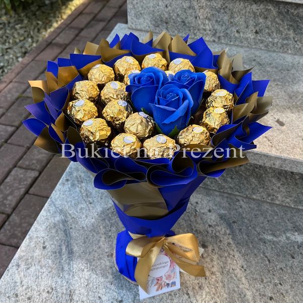 Сладкий букет из Ferrero Rocher 18 шт. и роз 3шт. Подарок на 18-й день рождения, именины, свадьбу bgs032 niebieski i złoty (3 róże) фото