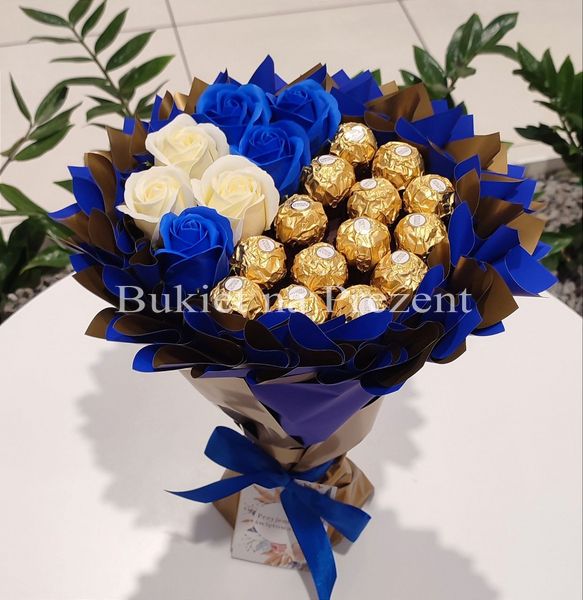 Słodki bukiet niebieski i złoty ze słodyczy Ferrero Rocher i 7 mydlanych róż (średnica 20 cm)