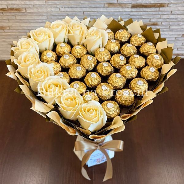 Сладкий букет в форме сердца бежево-золотой с конфетами Ferrero Rocher 30 шт и мыльных роз 10шт. Подарок на 40 30 10 лет bgs044 beżowy i złoty serce фото