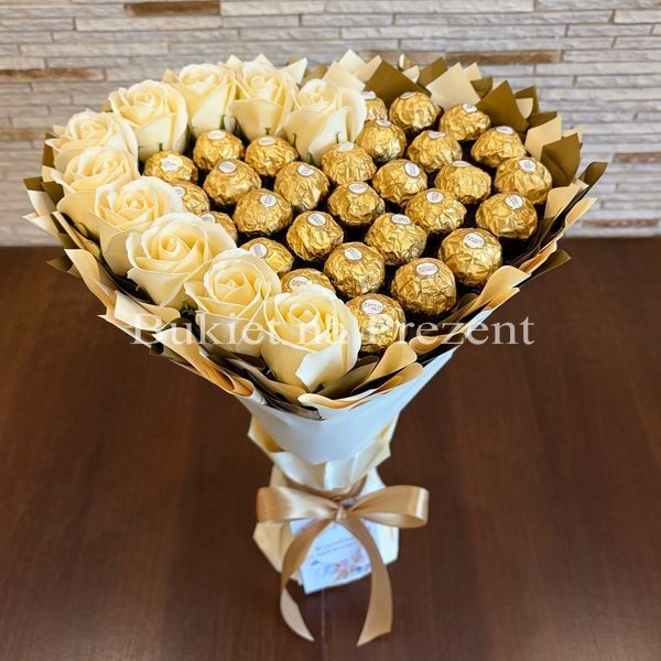 Сладкий букет в форме сердца бежево-золотой с конфетами Ferrero Rocher 30 шт и мыльных роз 10шт. Подарок на 40 30 10 лет bgs044 beżowy i złoty serce фото