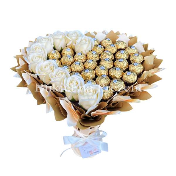 Prezent na 40 30 Urodziny lub Rocznicę Ślubu, Imeniny, Ślub, Wesele. Słodki bukiet w kształcie serca BEŻOWY I ZŁOTY z cukierkami Ferrero Rocher 30 szt i mydlanych r&oacute;ż 10 szt.